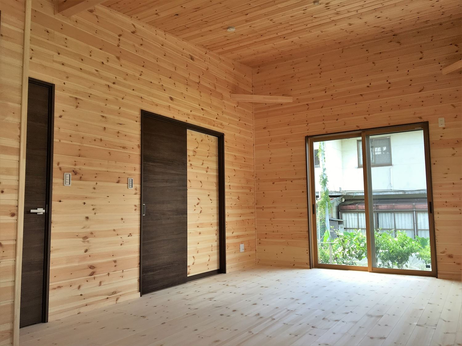 薪ストーブのある平屋の内装９|大垣市の注文住宅,ログハウスのような木の家を低価格で建てるならエイ・ワン