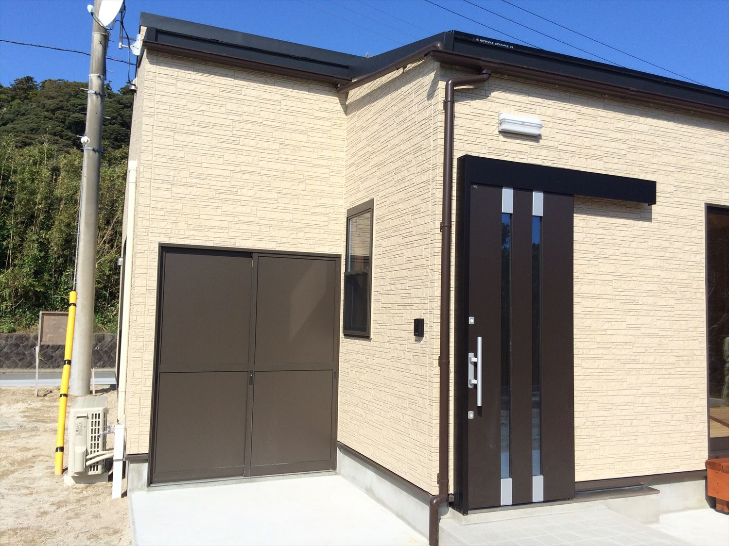 広々リビングの平屋の外観３|新島村の注文住宅,ログハウスのような木の家を低価格で建てるならエイ・ワン