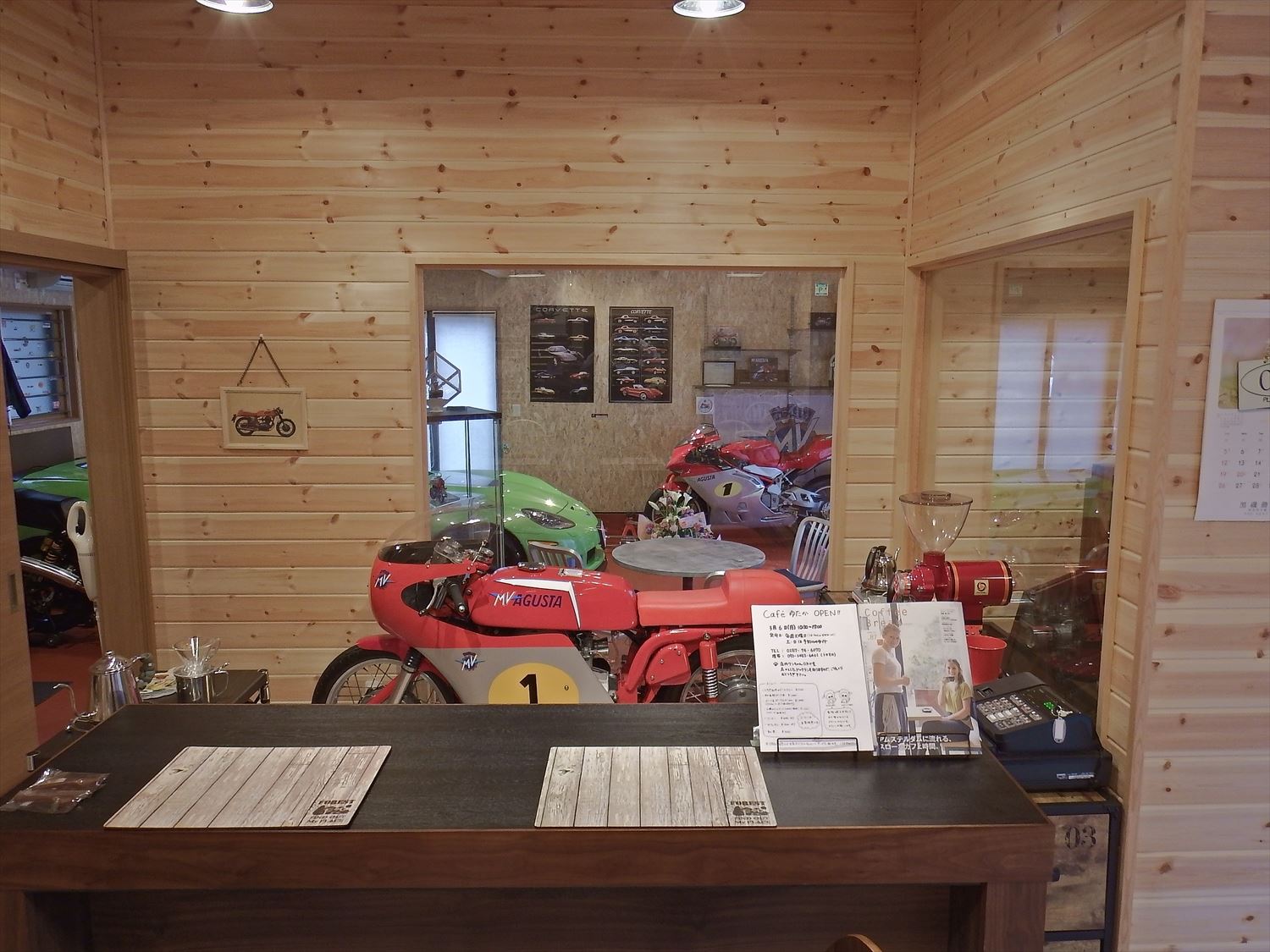 ドッグカフェ店舗住宅とカウンター席|那須塩原の注文住宅,ログハウスのような木の家を低価格で建てるならエイ・ワン