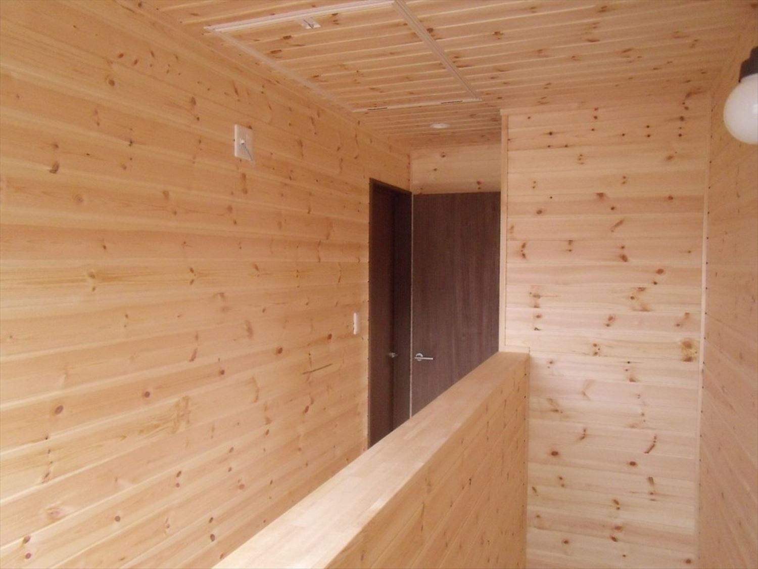 ボルダリングを楽しむ二階建てのホール|船橋市の注文住宅,ログハウスのような木の家を低価格で建てるならエイ・ワン