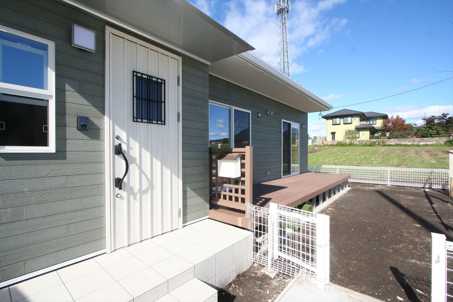 ドッグラン付平屋の玄関|渋川市の注文住宅,ログハウスのような木の家を低価格で建てるならエイ・ワン