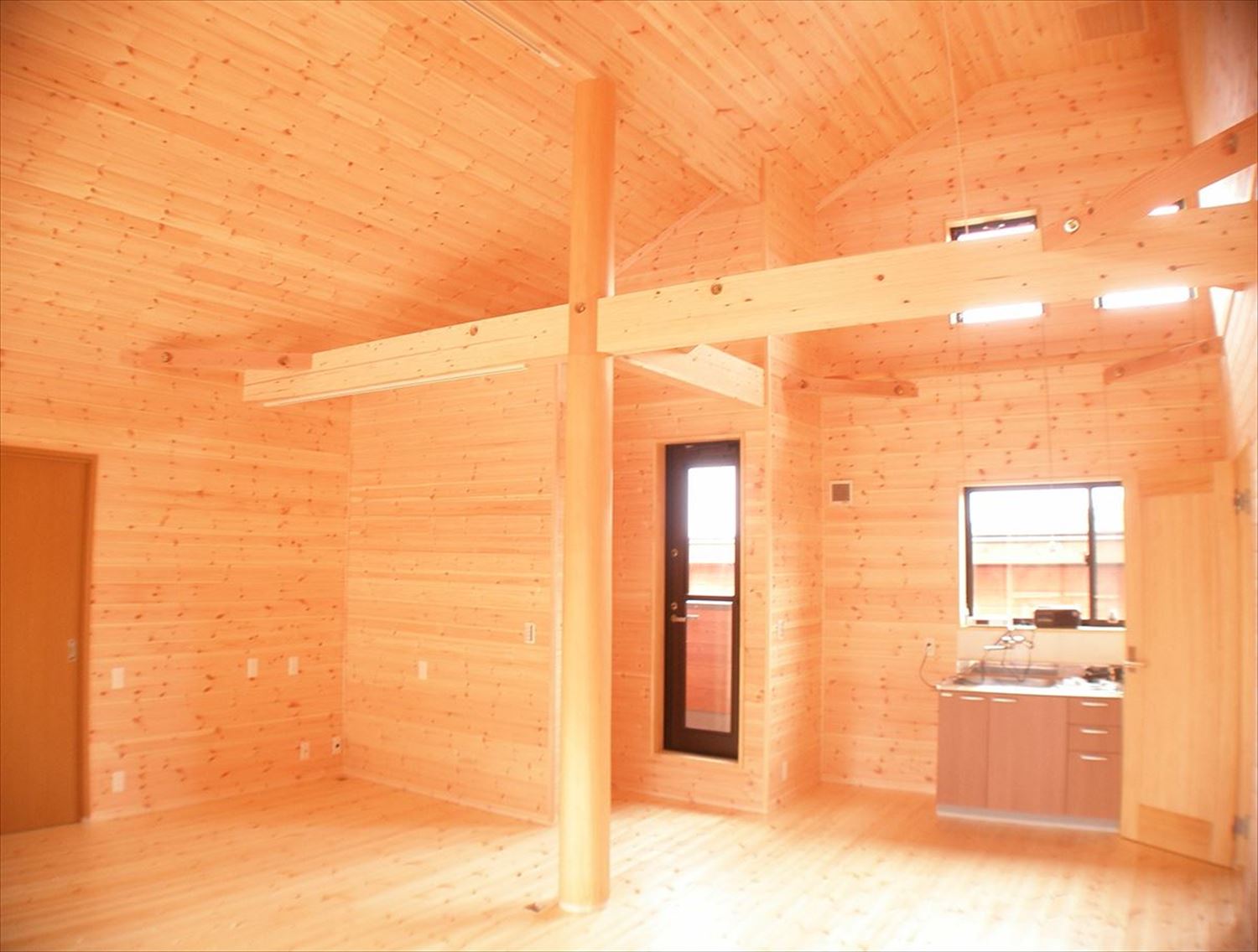 無垢材の内装８｜ログハウスのような木の家を低価格で建てるならエイ・ワン
