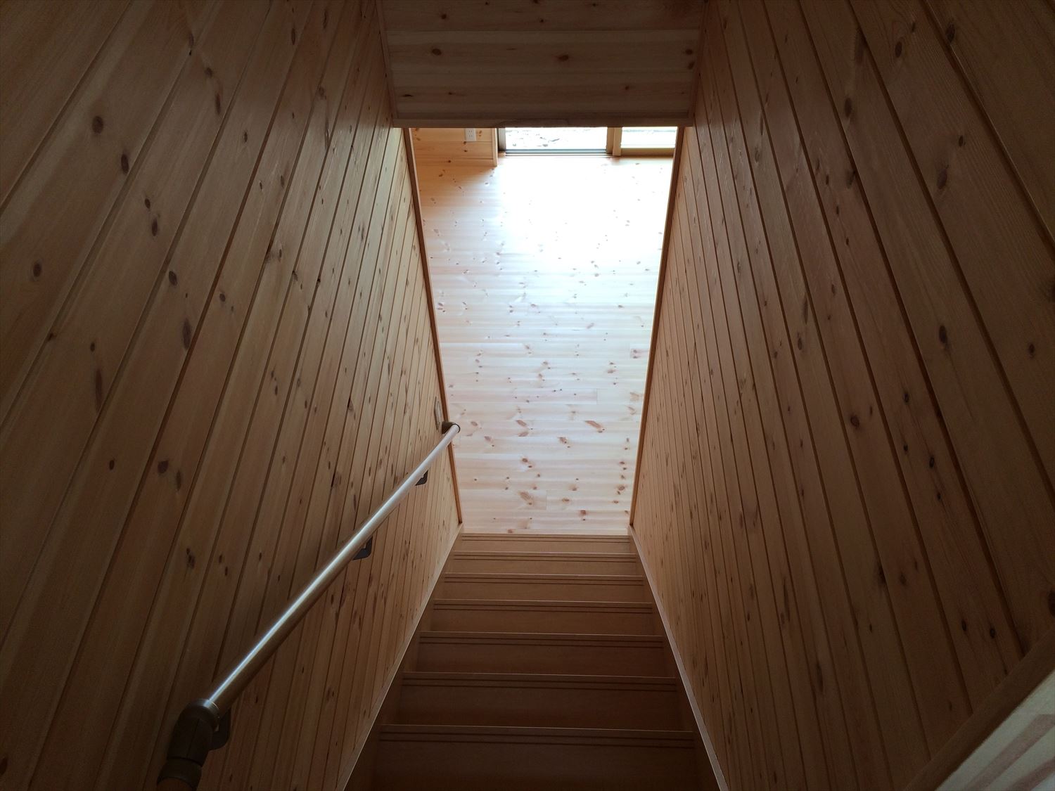 オールアース二階建ての階段|石岡市の注文住宅,ログハウスのような木の家を低価格で建てるならエイ・ワン