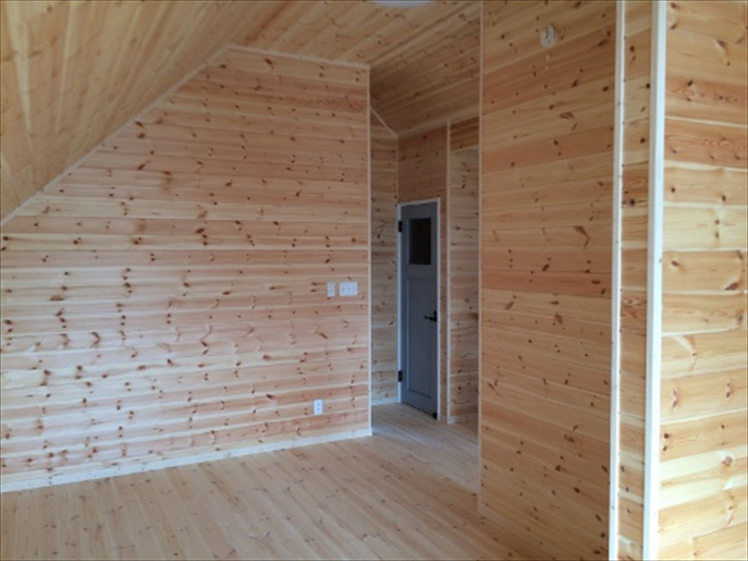 二階建てアメリカンハウスの洋室|新島村の注文住宅,ログハウスのような木の家を低価格で建てるならエイ・ワン