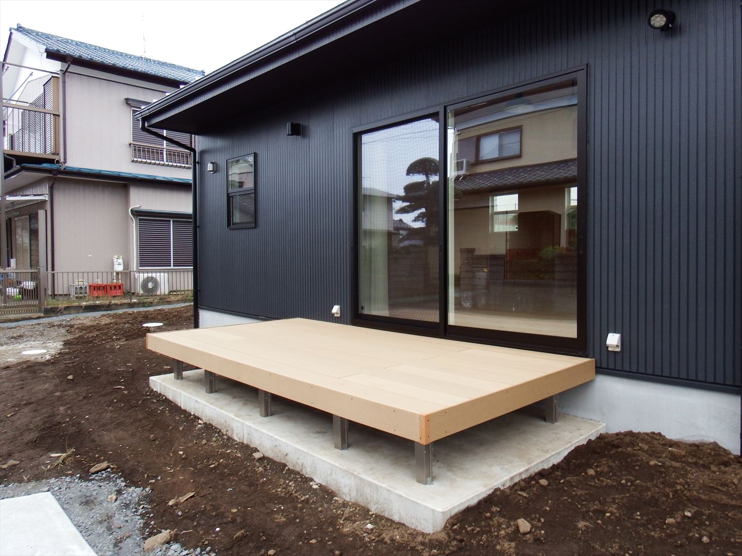 広々リビング平屋のウッドデッキ|千葉市の注文住宅,ログハウスのような木の家を低価格で建てるならエイ・ワン
