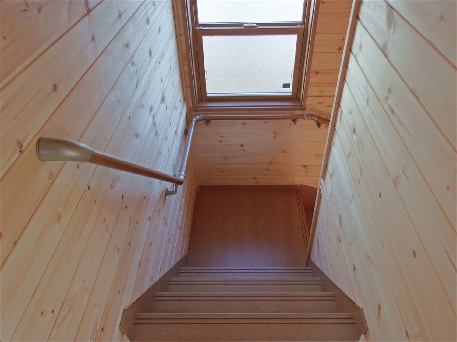 薪ストーブ付き二階建ての階段|土浦市の注文住宅,ログハウスのような木の家を低価格で建てるならエイ・ワン