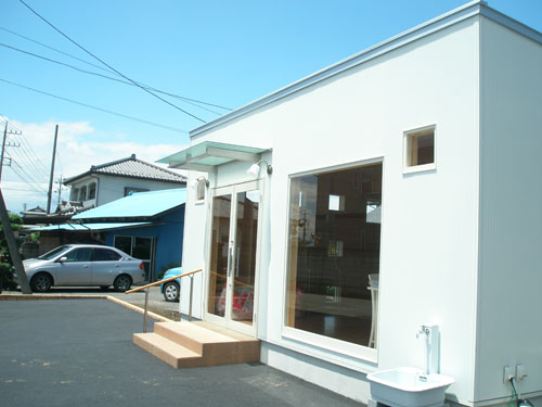 洋菓子店の外観２|伊勢崎市の注文住宅,ログハウスのような木の家を低価格で建てるならエイ・ワン