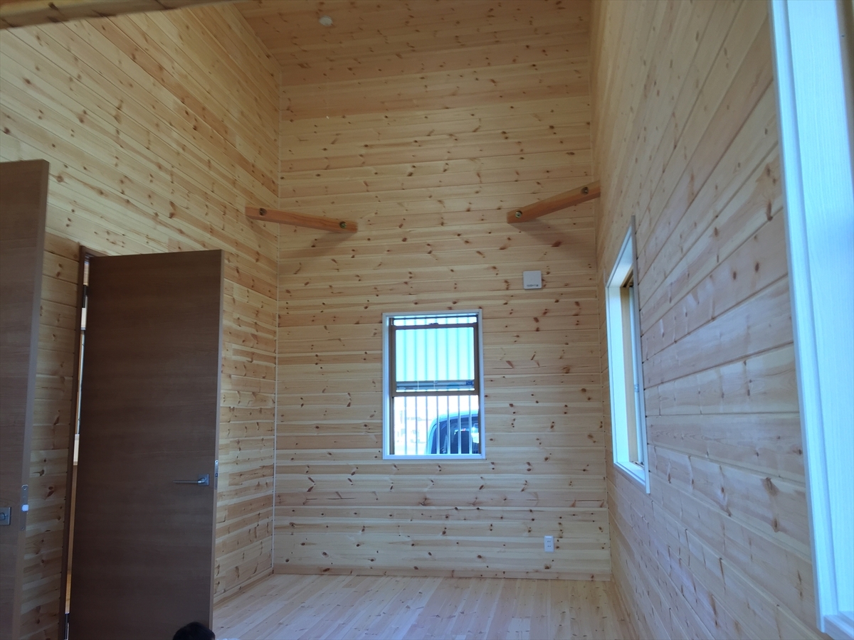 無垢材平屋の洋室|石岡市の注文住宅,ログハウスのような木の家を低価格で建てるならエイ・ワン