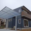 無垢材に囲まれた二階建ての外観とカーポート｜石岡市の注文住宅,ログハウスのような木の家を低価格で建てるならエイ・ワン