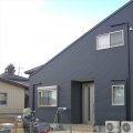 片流れ屋根のブラック二階建ての外観正面｜ひたちなか市の注文住宅,ログハウスのような低価格住宅を建てるならエイ・ワン