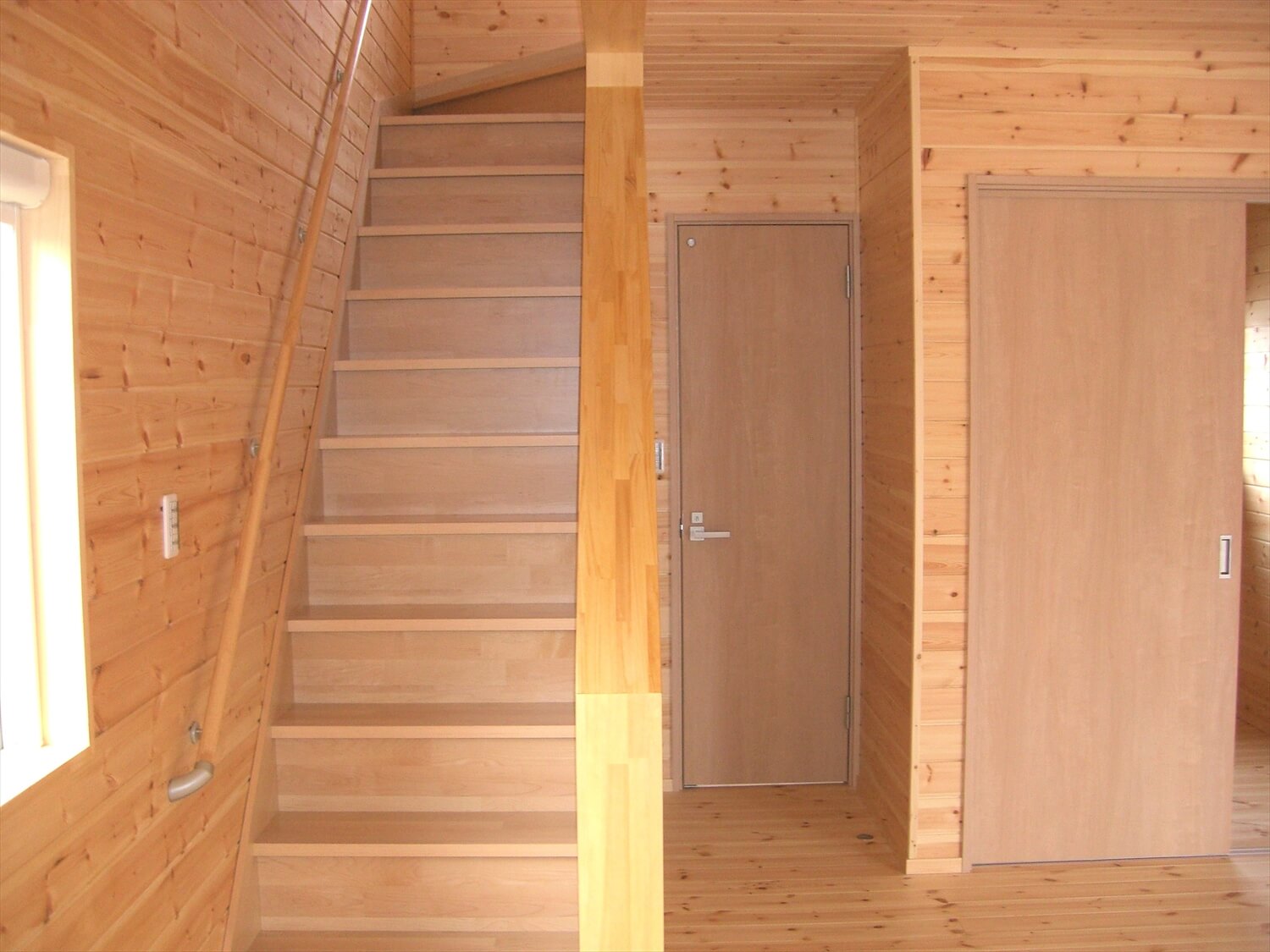 ツーカラーリングの二階建ての階段｜ひたちなか市の注文住宅,ログハウスのような低価格住宅を建てるならエイ・ワン