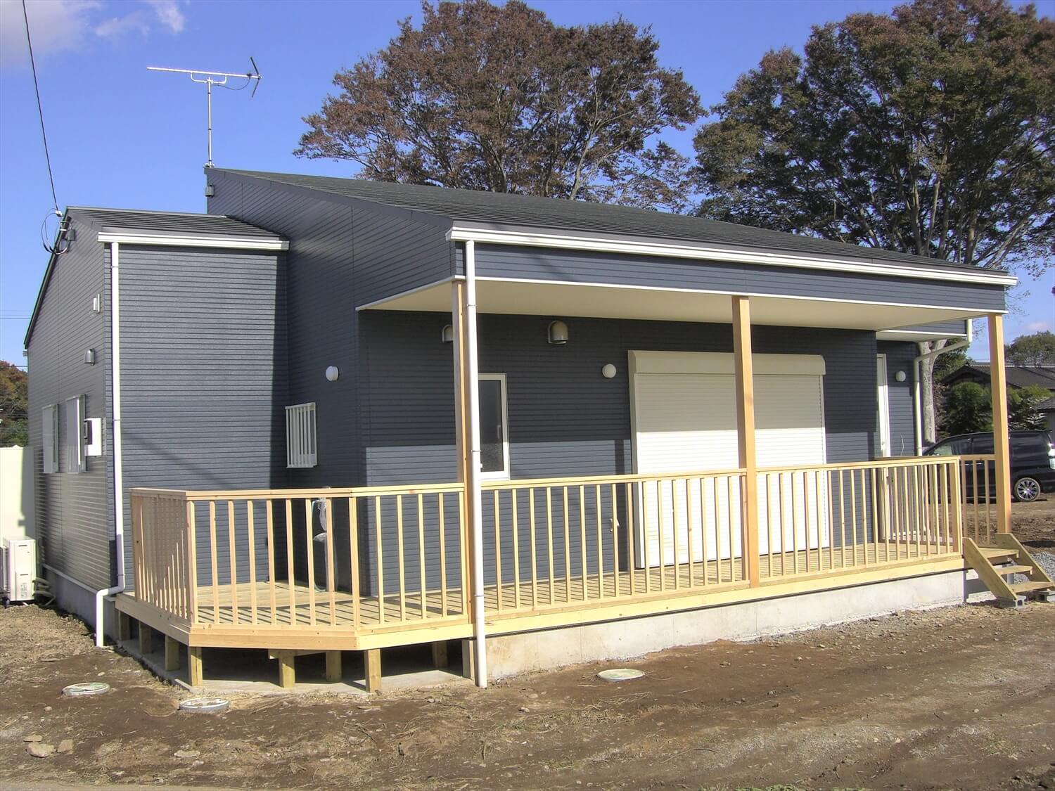 ウッドデッキとロフトのある平屋の外観正面｜水戸市の注文住宅,ログハウスのような低価格住宅を建てるならエイ・ワン