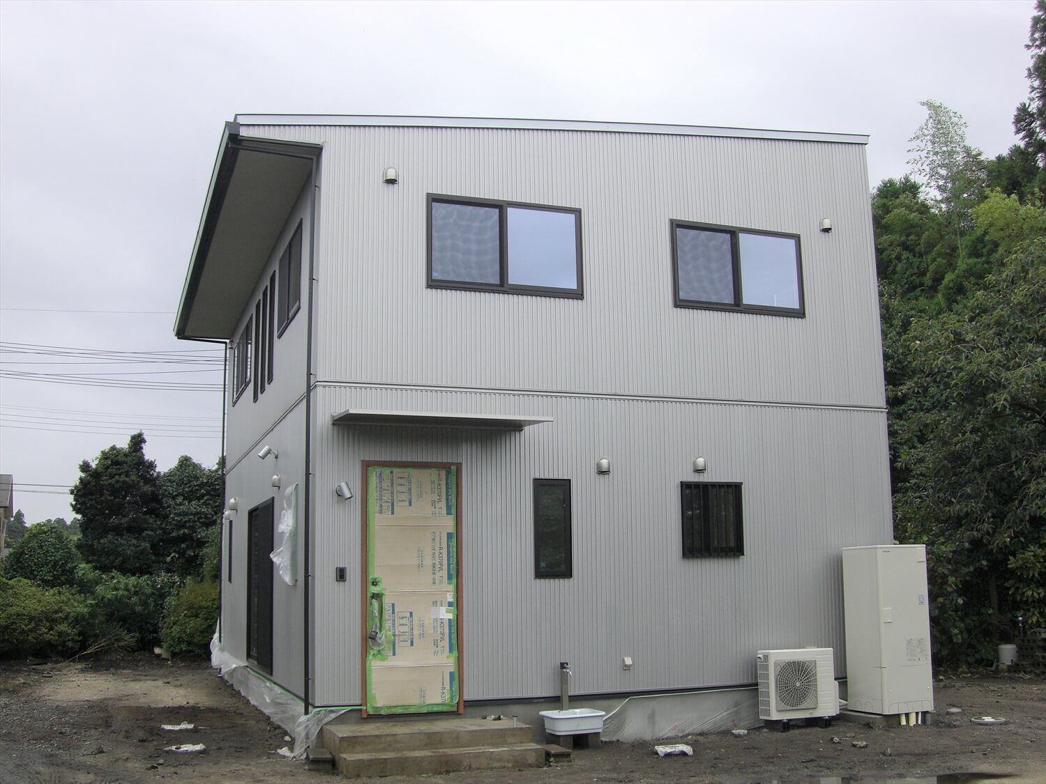 吹き抜けのある二階建ての外観｜那珂市の注文住宅,ログハウスのような低価格住宅を建てるならエイ・ワン