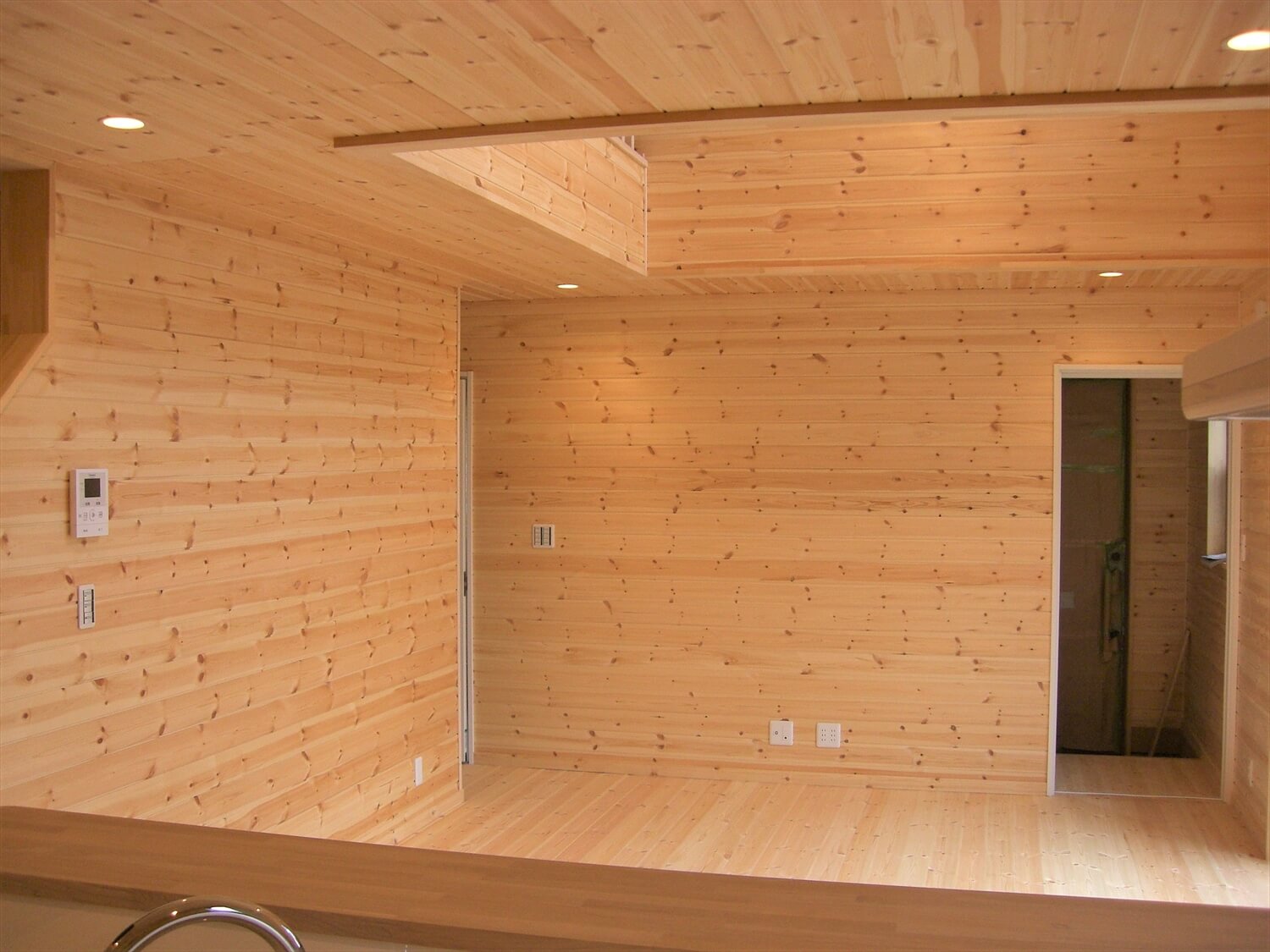 吹き抜けのある二階建てのリビング｜那珂市の注文住宅,ログハウスのような低価格住宅を建てるならエイ・ワン
