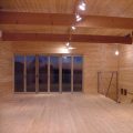 ルーフバルコニーのある傾斜地二階建ての夜の内観｜行方市の注文住宅,ログハウスのような低価格住宅を建てるならエイ・ワン