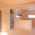 ウッドデッキ付き平屋のLDK｜つくばみらい市の注文住宅,ログハウスのような低価格住宅を建てるならエイ・ワン