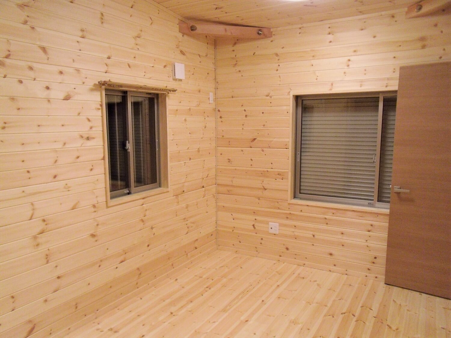 黒を基調とした平屋の居室｜栃木市の注文住宅,ログハウスのような低価格住宅を建てるならエイ・ワン