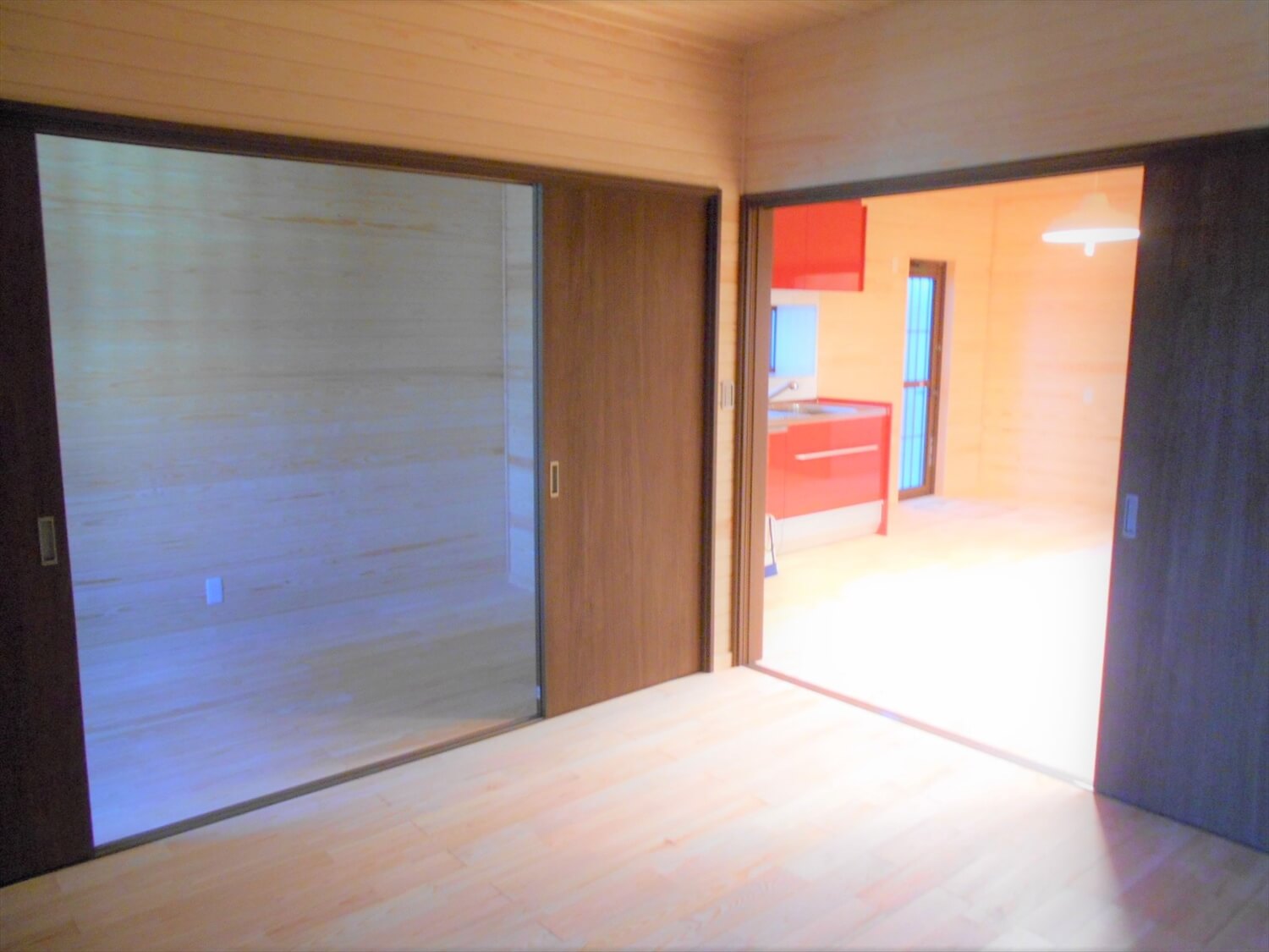 切妻屋根の平屋の居室｜湖南市の注文住宅,ログハウスのような低価格住宅を建てるならエイ・ワン