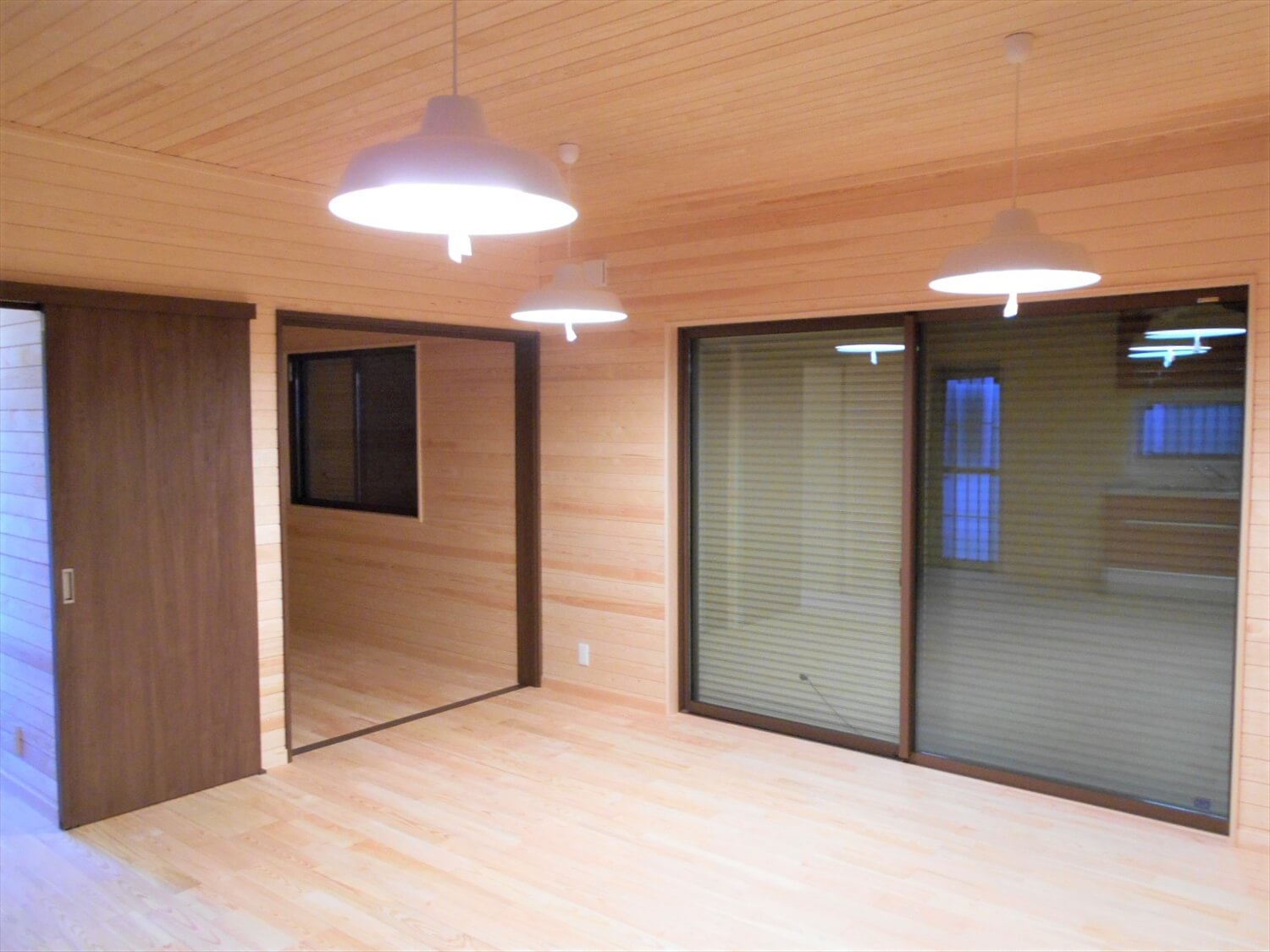 切妻屋根の平屋のリビング｜湖南市の注文住宅,ログハウスのような低価格住宅を建てるならエイ・ワン