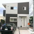 モノクロ外観の二階建ての玄関｜小美玉市の注文住宅,ログハウスのような低価格住宅を建てるならエイ・ワン