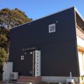 木製サイディングの二階建ての玄関｜土浦市の注文住宅,ログハウスのような低価格住宅を建てるならエイ・ワン