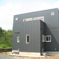 バルコニー付き二階建ての外観正面｜小美玉市の注文住宅,ログハウスのような低価格住宅を建てるならエイ・ワン