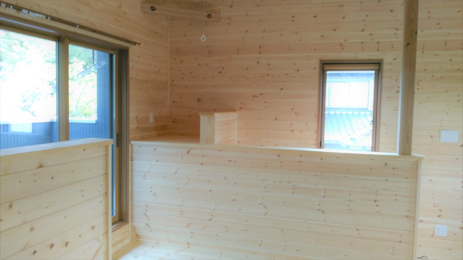 ログハウス風の二階建てのリビング｜土浦市の注文住宅,ログハウスのような低価格住宅を建てるならエイ・ワン