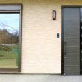 ロフト付平屋の玄関｜勝浦市の注文住宅,ログハウスのような低価格住宅を建てるならエイ・ワン