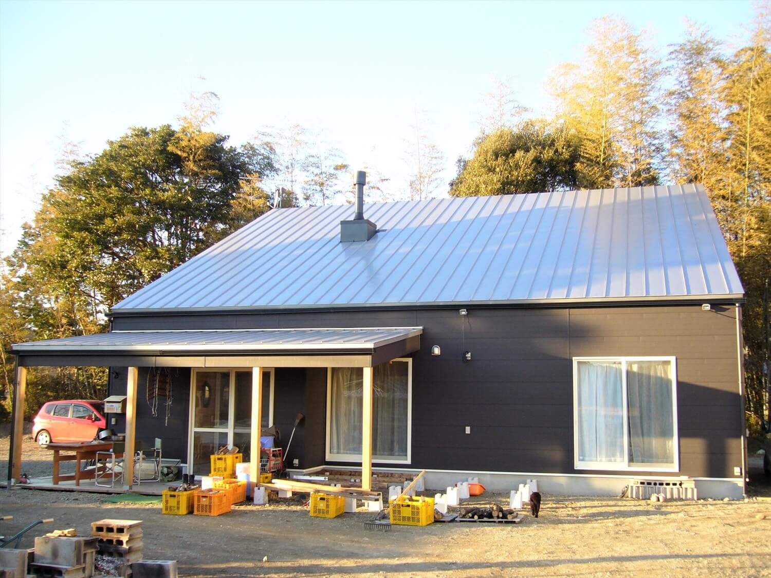 薪ストーブのある二階建ての外観｜勝浦市の注文住宅,ログハウスのような低価格住宅を建てるならエイ・ワン