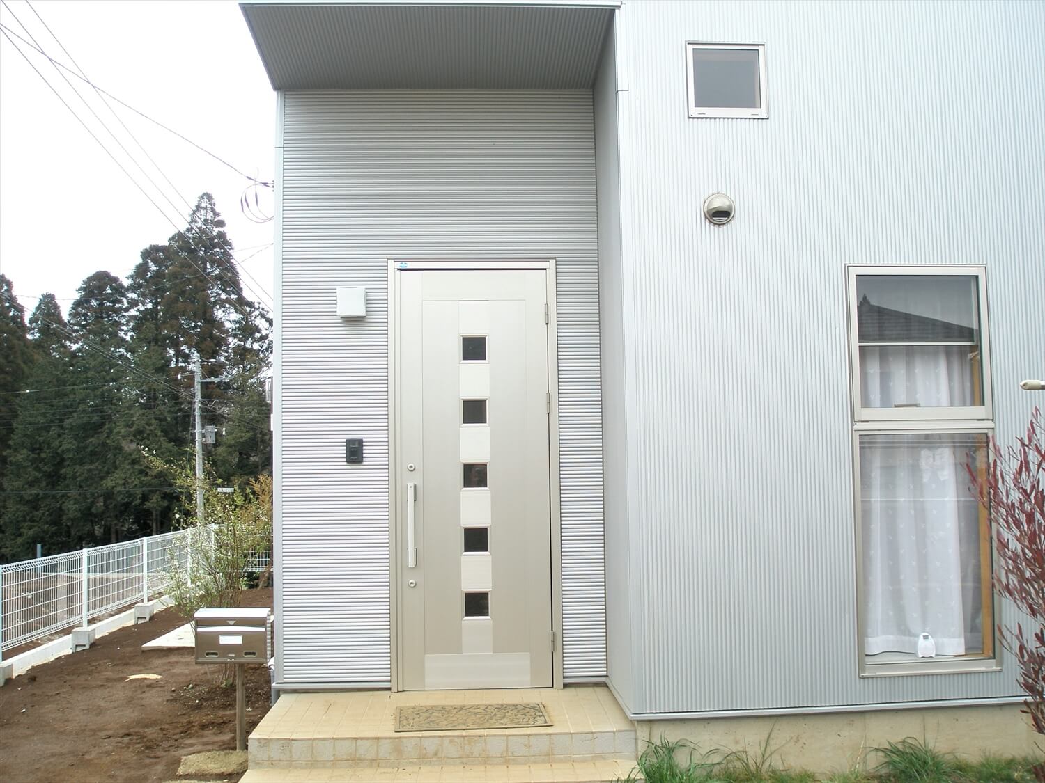 ホワイト外観の二階建ての玄関｜八街市の注文住宅,ログハウスのような低価格住宅を建てるならエイ・ワン