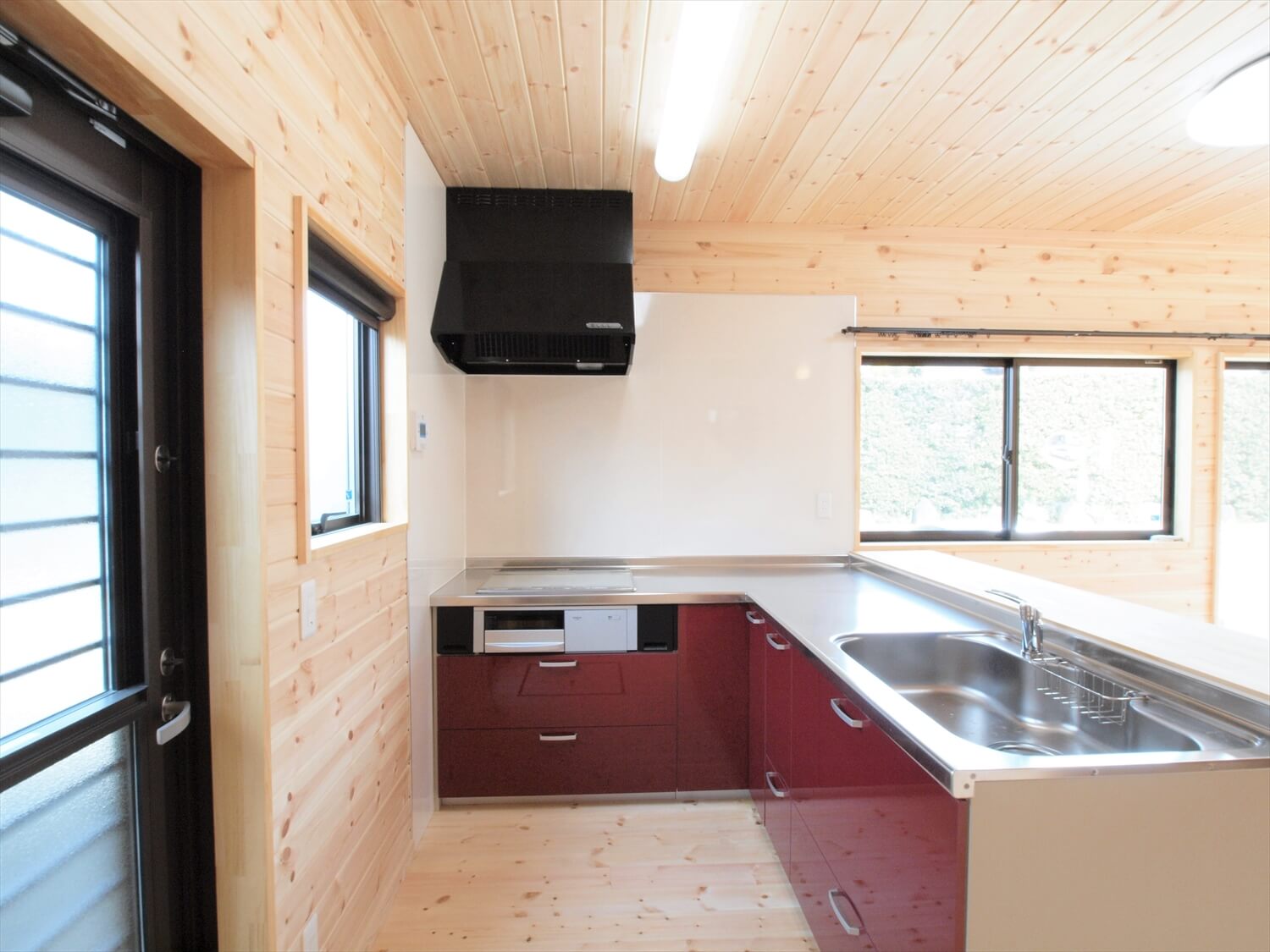 屋根の形が特徴的な二階建てのキッチン｜行方市の注文住宅,ログハウスのような低価格住宅を建てるならエイ・ワン