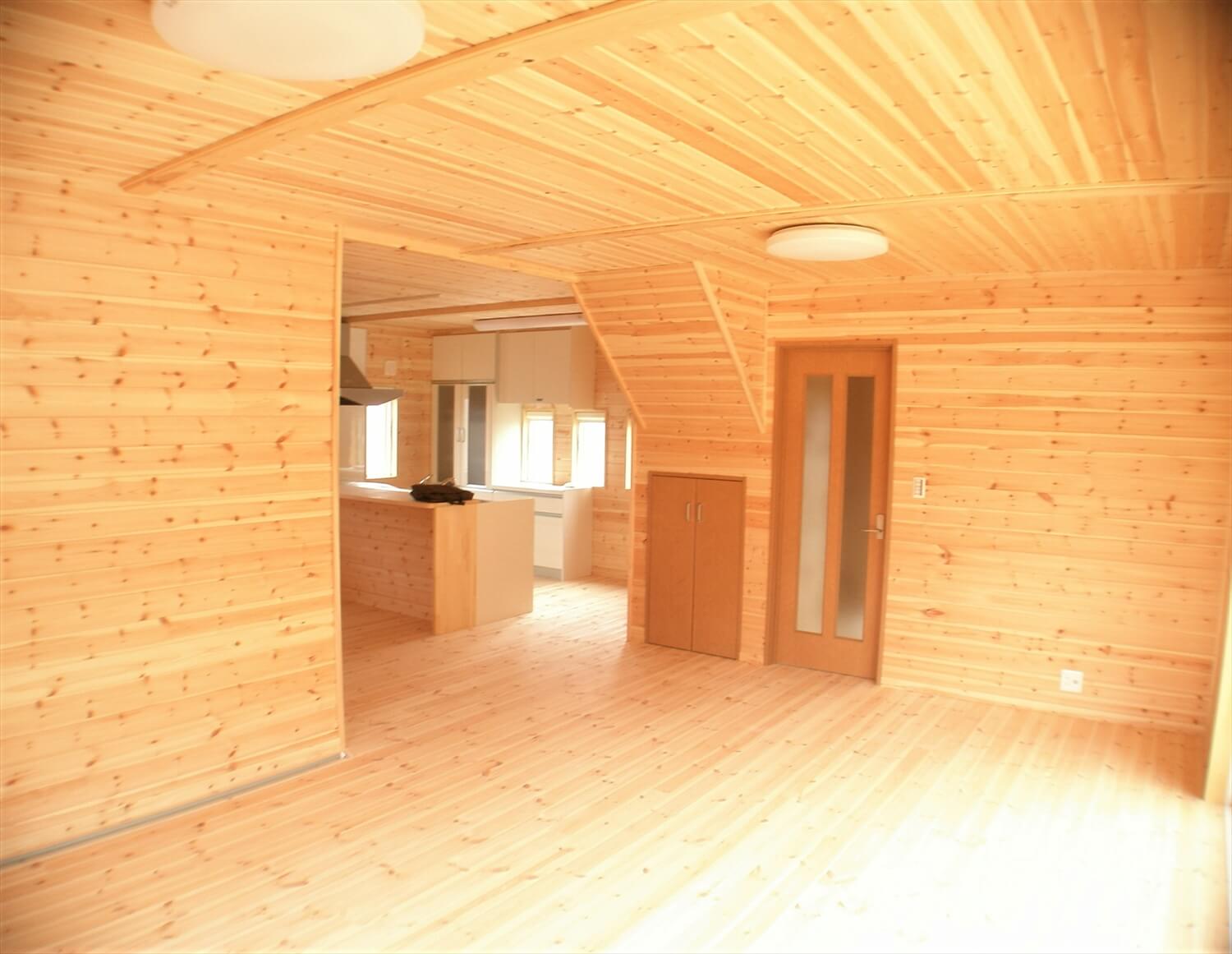 木の香りに包まれる二階建ての内装｜東海村の注文住宅,ログハウスのような低価格住宅を建てるならエイ・ワン