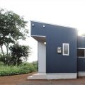 ブルーサイディングの平屋の外観横｜牛久市の注文住宅,ログハウスのような低価格住宅を建てるならエイ・ワン