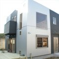 大きな高窓のある二階建ての外観｜瀬戸市の注文住宅,ログハウスのような低価格住宅を建てるならエイ・ワン