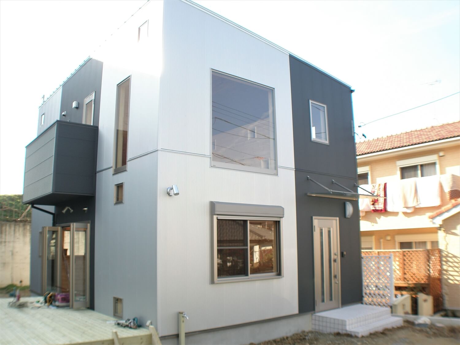 大きな高窓のある二階建ての外観｜瀬戸市の注文住宅,ログハウスのような低価格住宅を建てるならエイ・ワン