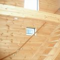 大きな高窓のある二階建ての梁と階段｜瀬戸市の注文住宅,ログハウスのような低価格住宅を建てるならエイ・ワン