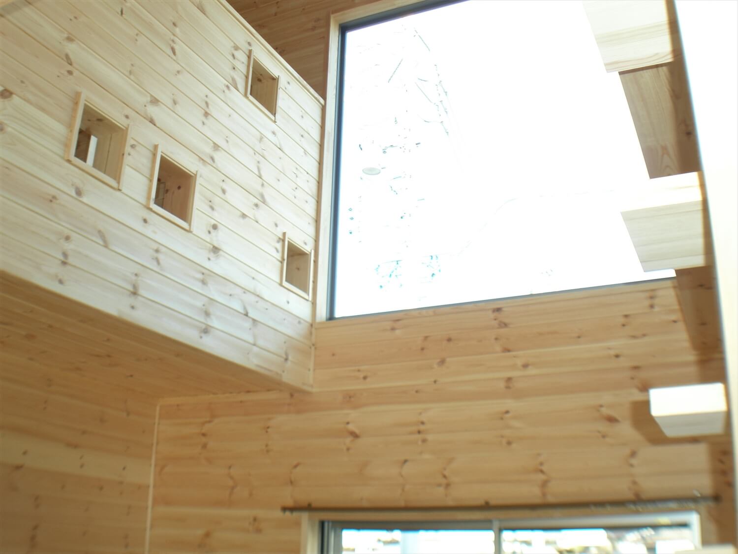 二階建ての大きな高窓｜瀬戸市の注文住宅,ログハウスのような低価格住宅を建てるならエイ・ワン