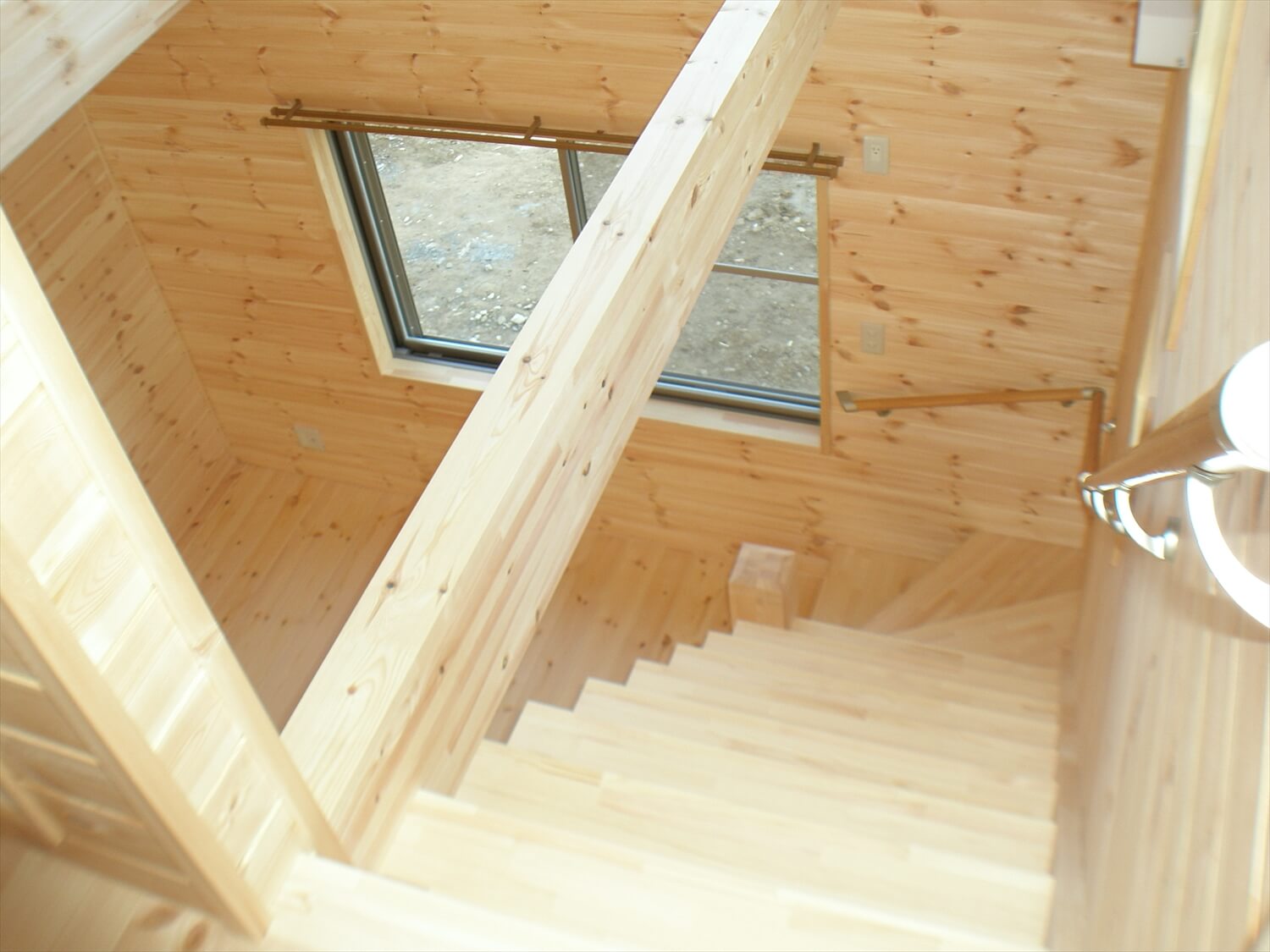 大きな高窓のある二階建ての階段｜瀬戸市の注文住宅,ログハウスのような低価格住宅を建てるならエイ・ワン