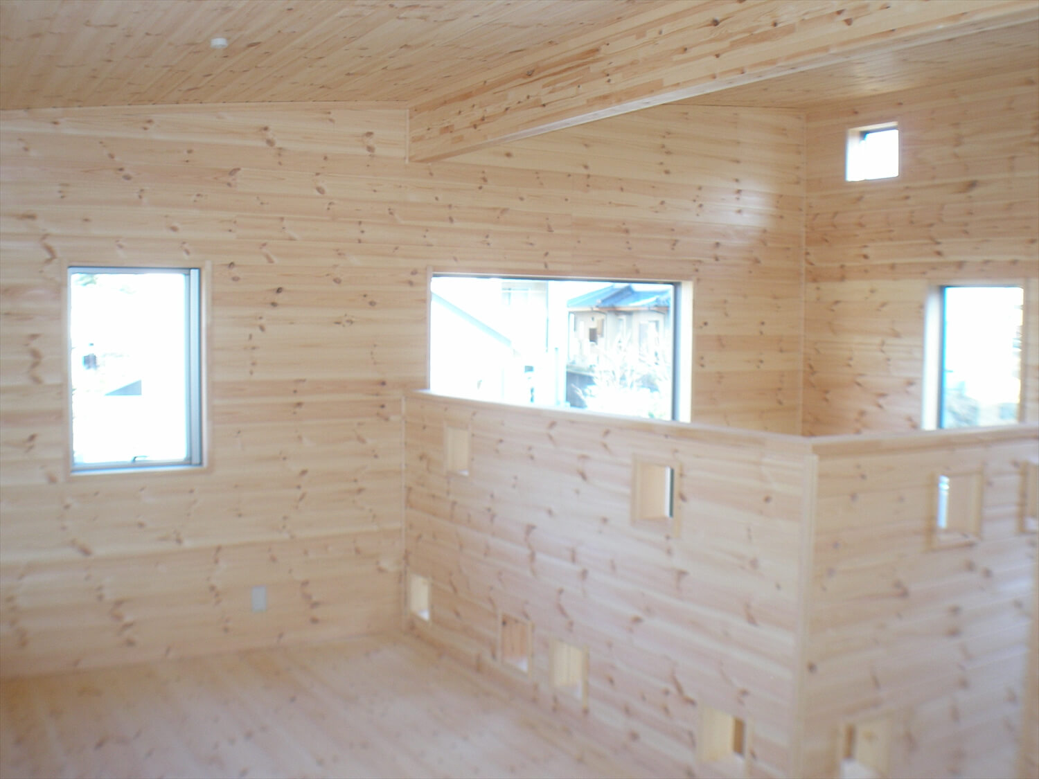 大きな高窓のある二階建ての二階フロア｜瀬戸市の注文住宅,ログハウスのような低価格住宅を建てるならエイ・ワン