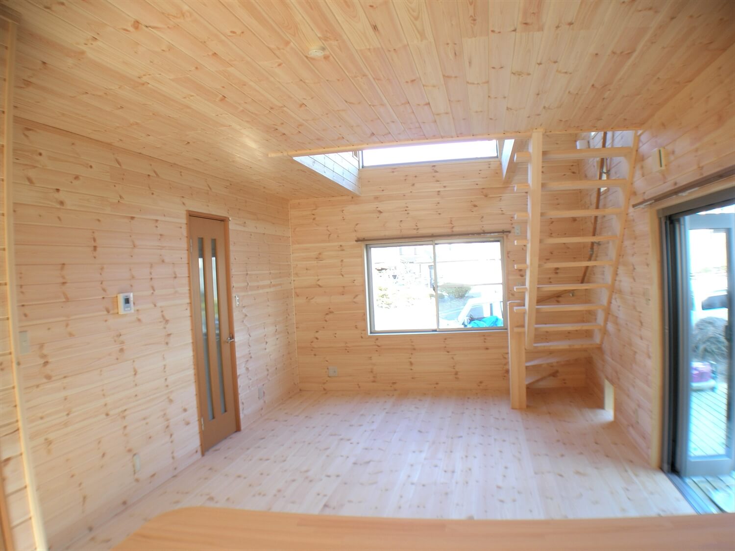 大きな高窓のある二階建てのリビング｜瀬戸市の注文住宅,ログハウスのような低価格住宅を建てるならエイ・ワン