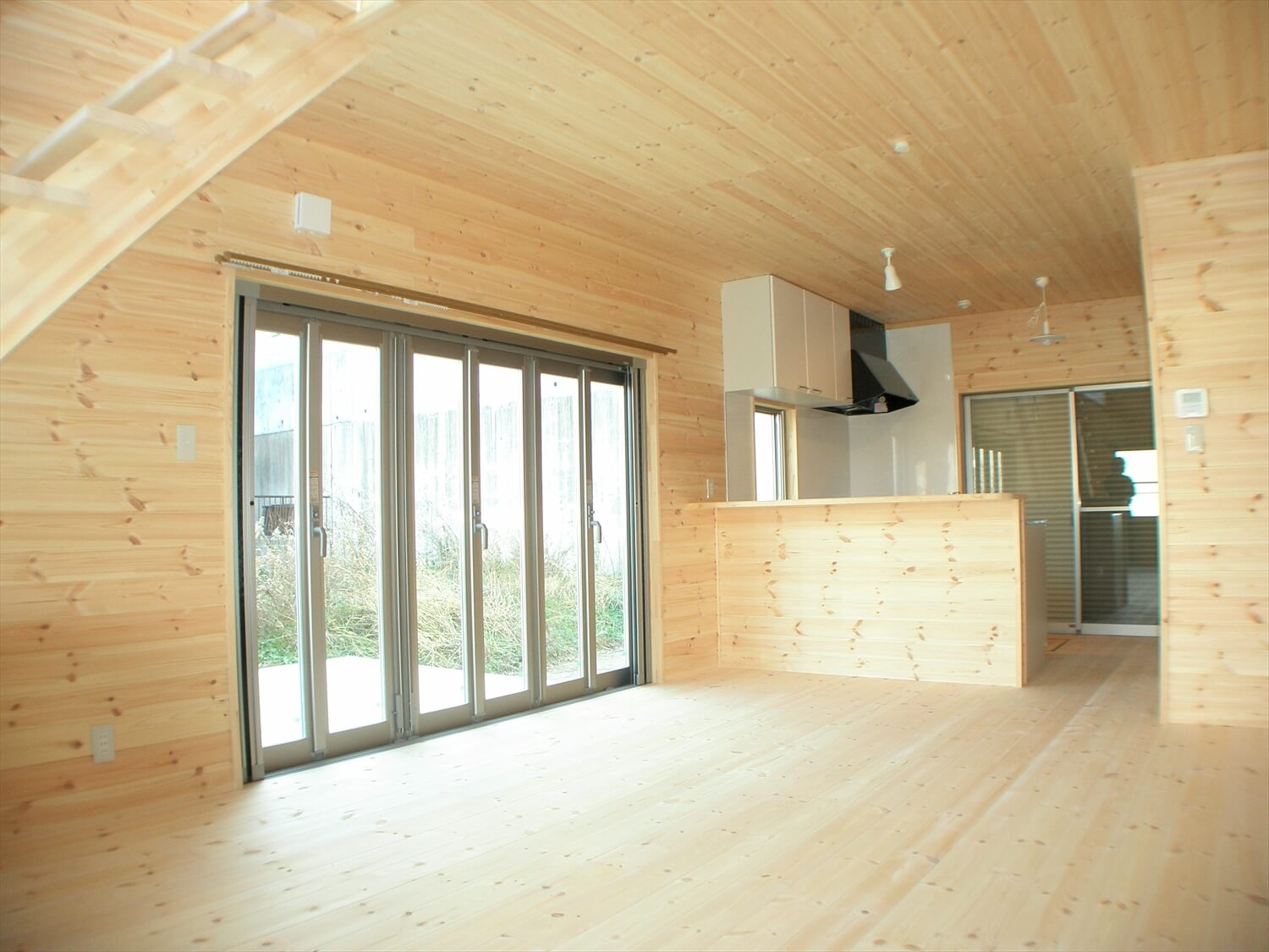 大きな高窓のある二階建てのLDK｜瀬戸市の注文住宅,ログハウスのような低価格住宅を建てるならエイ・ワン