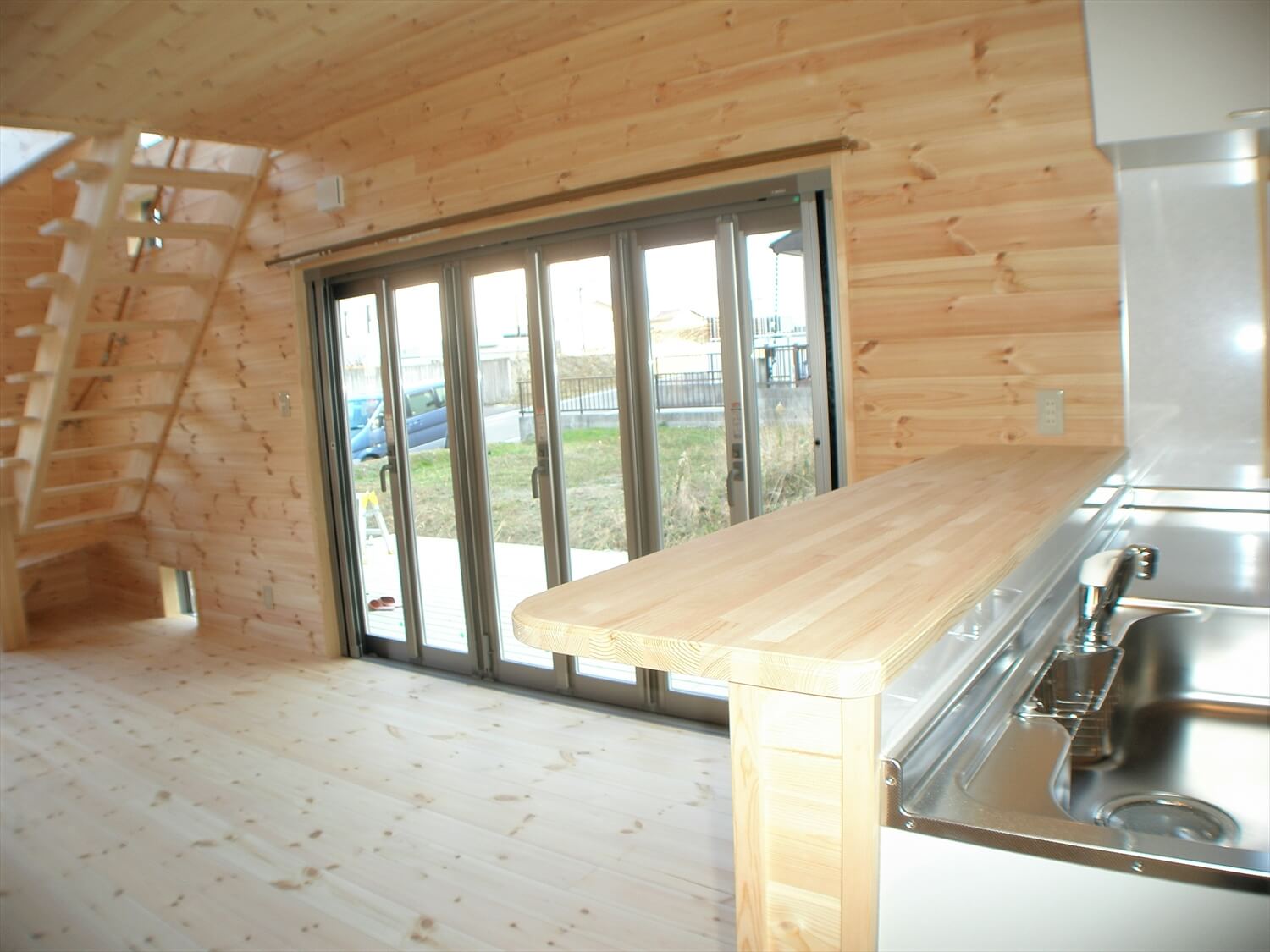 大きな高窓のある二階建てのテーブルカウンター｜瀬戸市の注文住宅,ログハウスのような低価格住宅を建てるならエイ・ワン