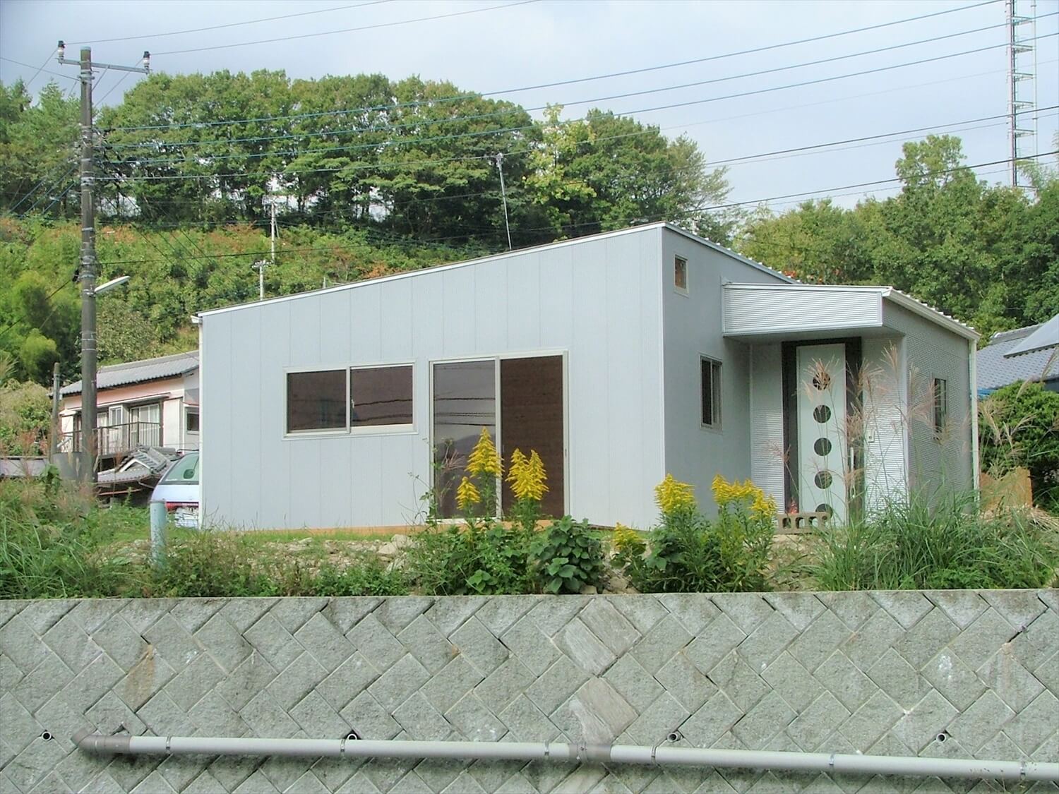 ウッドデッキ付き平屋の外観｜伊豆市の注文住宅,ログハウスのような低価格住宅を建てるならエイ・ワン