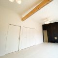 ブラックとホワイトの平屋のシーリングファン｜鉾田市の注文住宅,ログハウスのような木の家を低価格で建てるならエイ・ワン