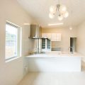 ブラックとホワイトの平屋のオープンキッチン｜鉾田市の注文住宅,ログハウスのような木の家を低価格で建てるならエイ・ワン