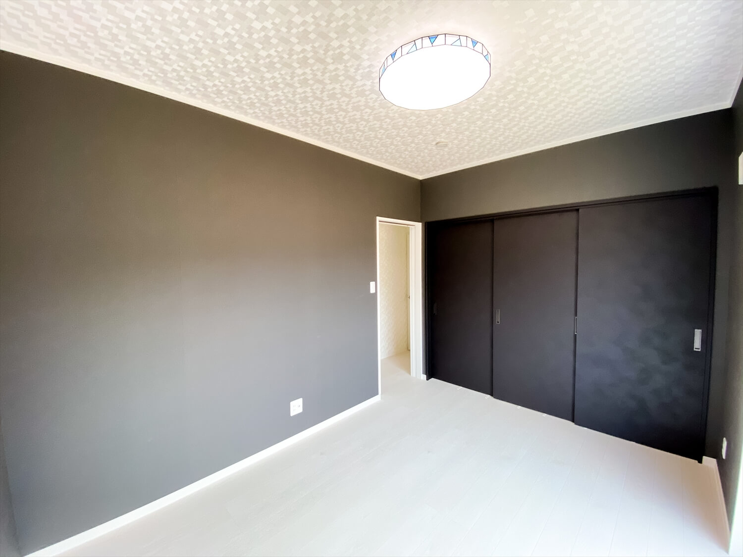 ブラックとホワイトの平屋の居室｜鉾田市の注文住宅,ログハウスのような木の家を低価格で建てるならエイ・ワン