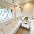 ブラックとホワイトの平屋のバスルーム｜鉾田市の注文住宅,ログハウスのような木の家を低価格で建てるならエイ・ワン
