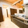 腰壁がユニークな平屋のキッチン｜水戸市の注文住宅,ログハウスのような木の家を低価格で建てるならエイ・ワン