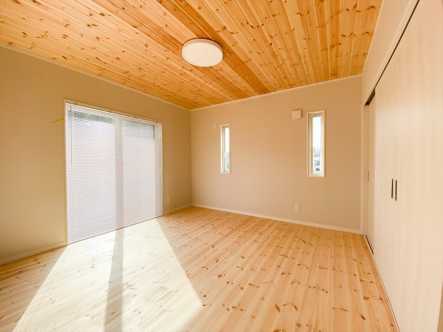 共有型二世帯住宅の二階建ての主寝室｜行方市の注文住宅,ログハウスのような木の家を低価格で建てるならエイ・ワン