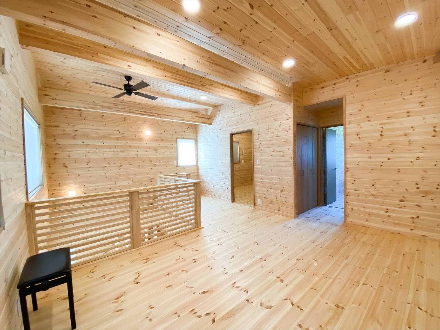 薪ストーブと暮らすログハウス風二階建てのホール｜利根町の注文住宅,ログハウスのような木の家を低価格で建てるならエイ・ワン